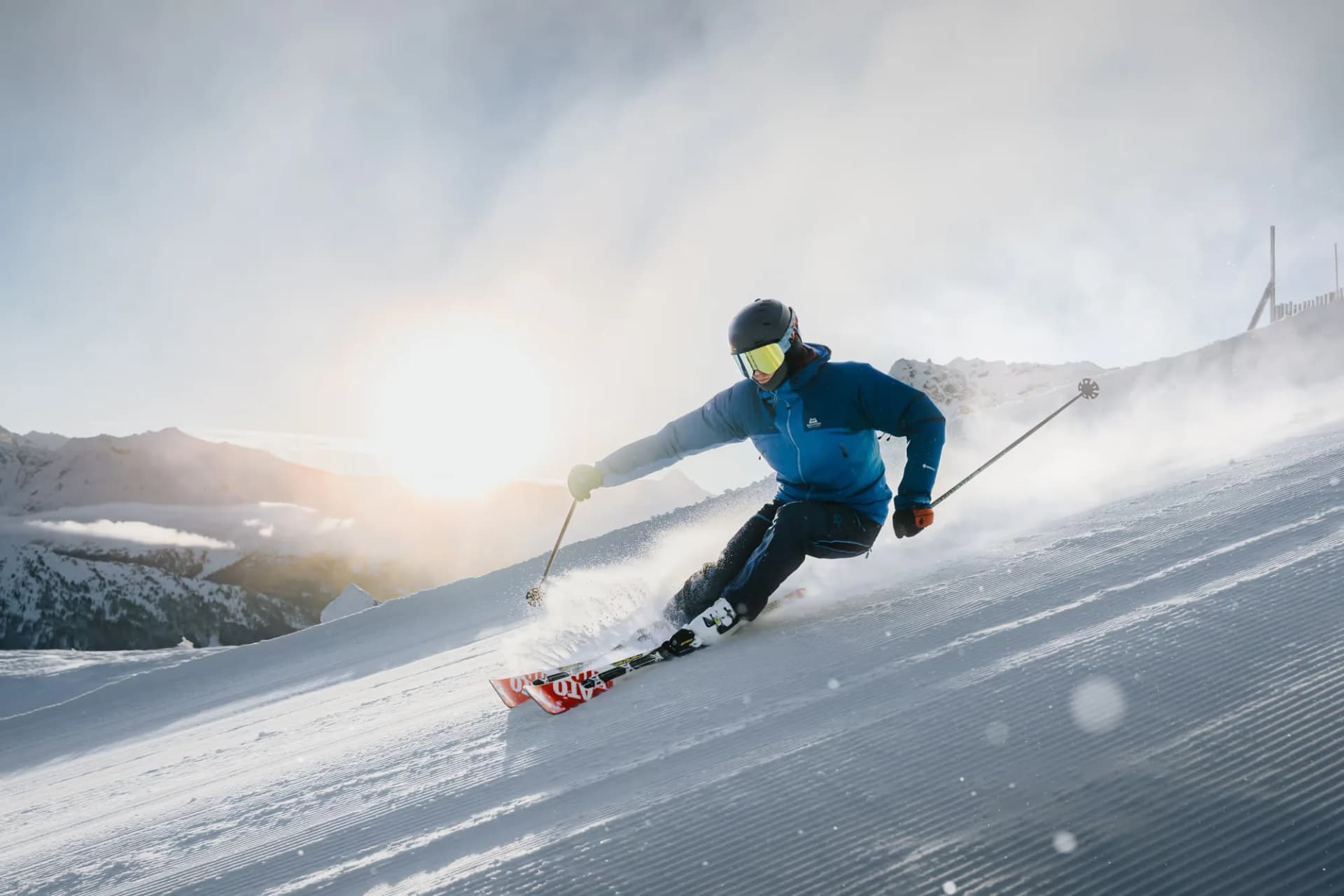 Skifahrer auf frisch präparierter Piste im Skigebiet Bergeralm