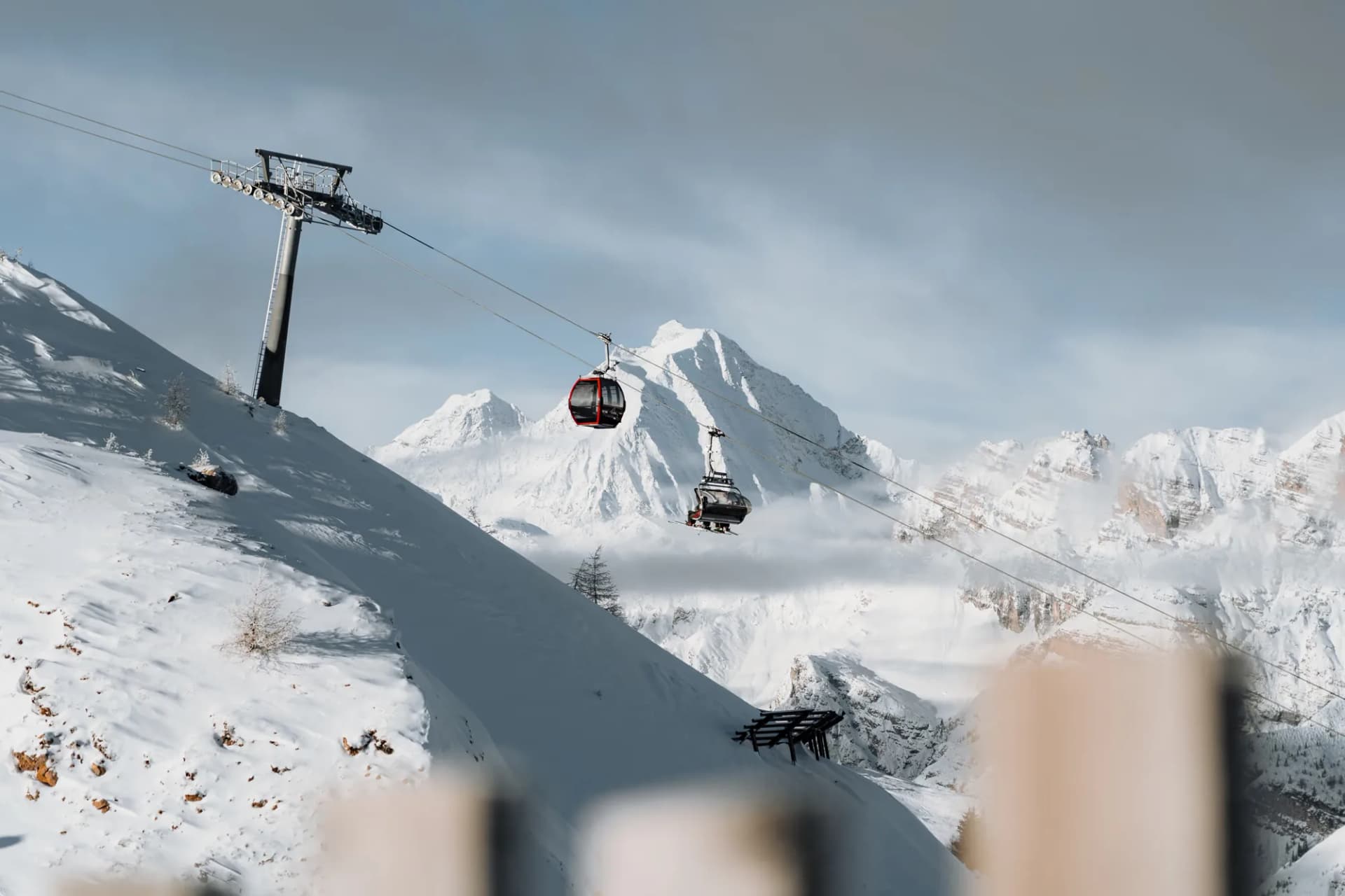 Verschneite Pisten und Winterlandschaft im Skigebiet Bergeralm bei Steinach am Brenner