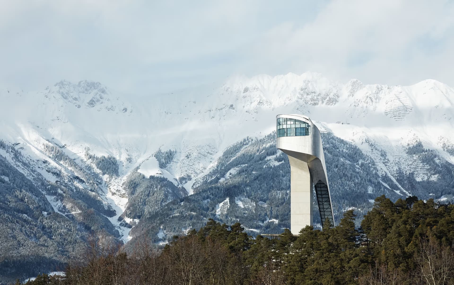 Die Bergisel-Sprungschanze vor der verschneiten Nordkette im Winter
