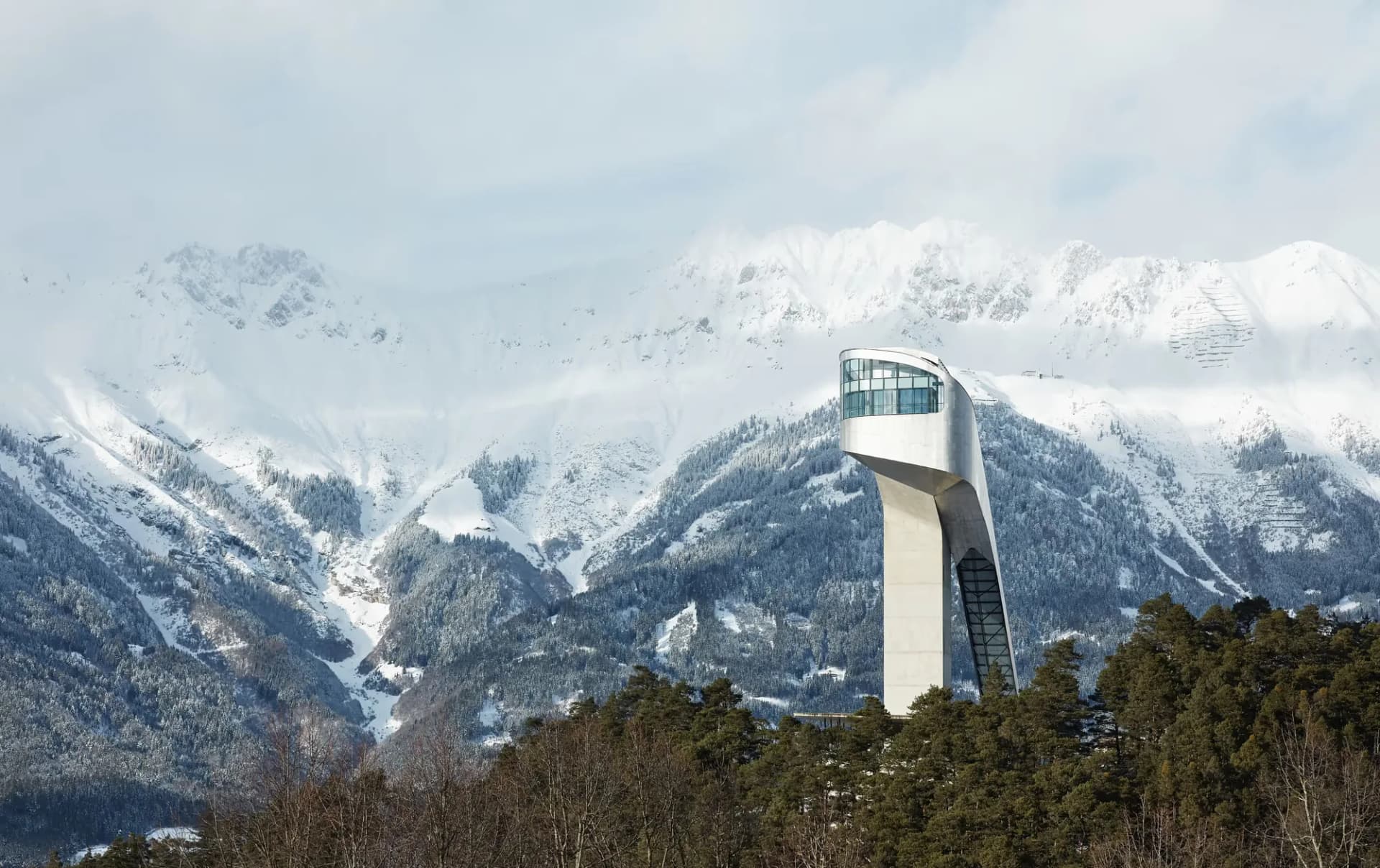 Die Bergisel-Sprungschanze vor der verschneiten Nordkette im Winter