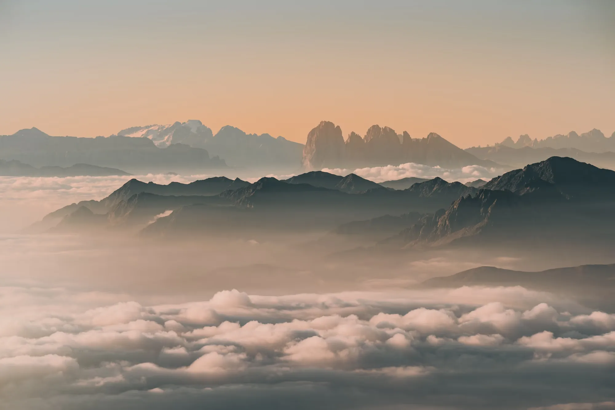 Blick über das Nebelmeer zum Gschnitzer Tribulaun im Morgenlicht