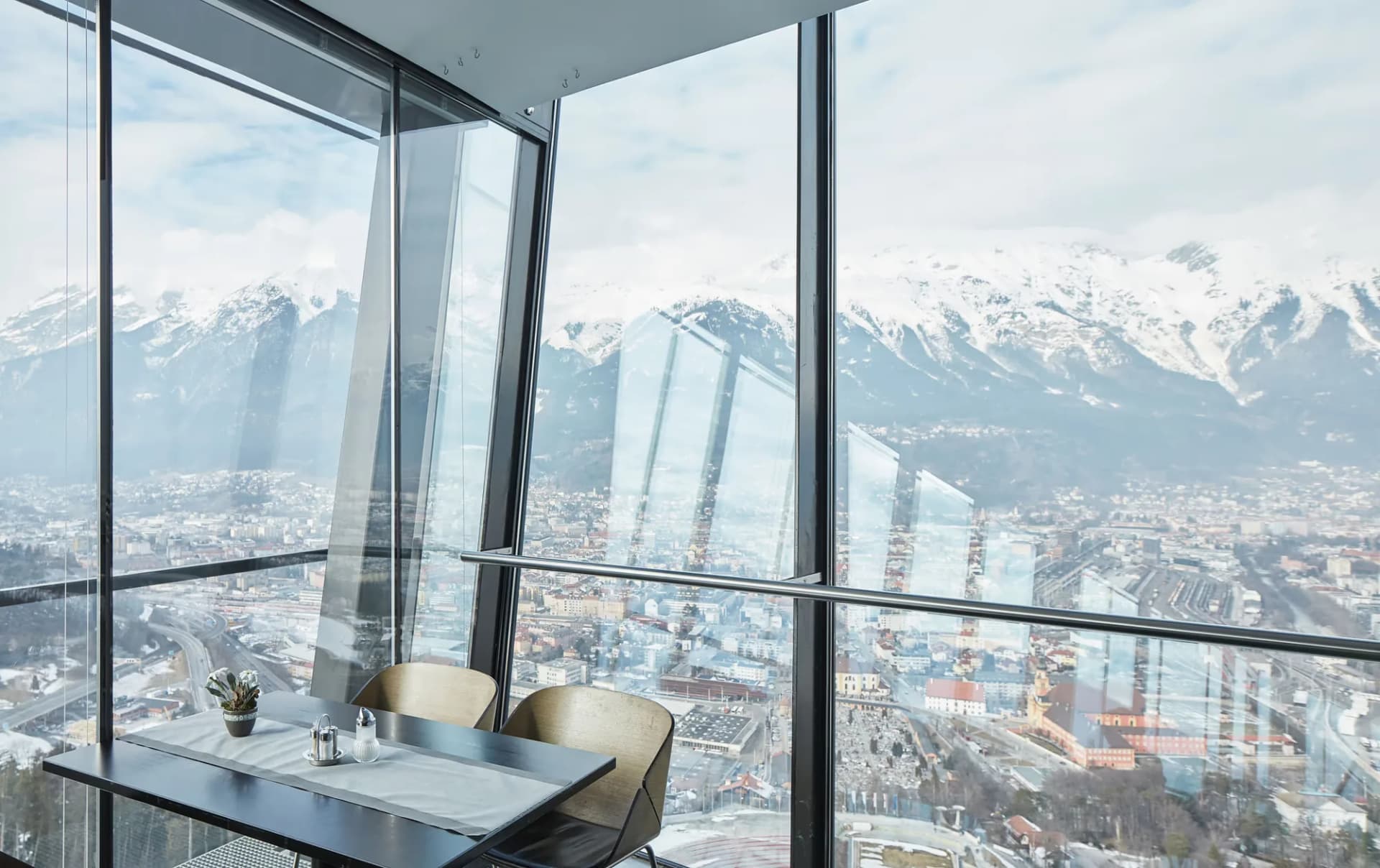 Die Bergiselschanze über den Dächern von Innsbruck