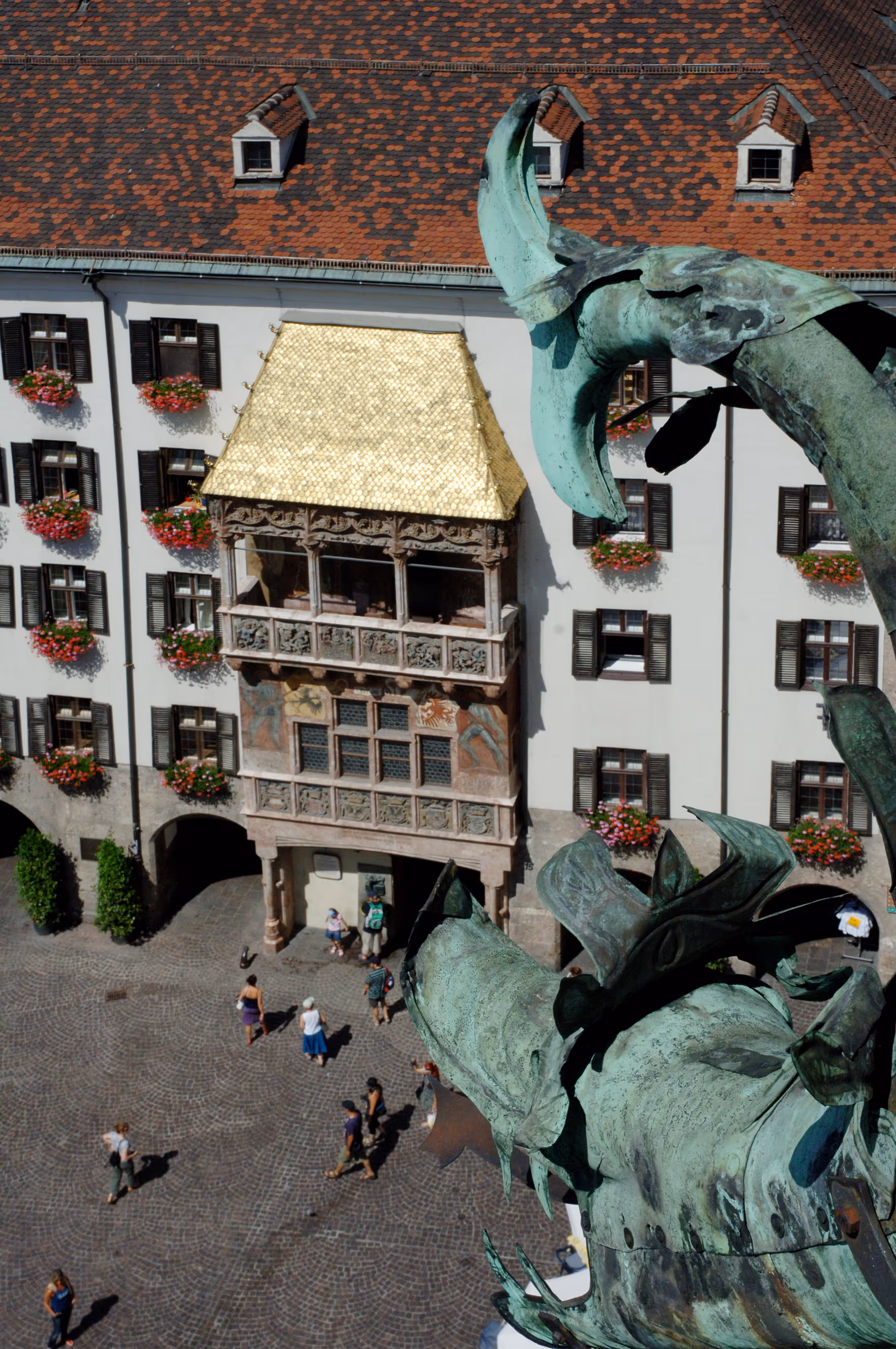 Das Goldene Dachl in der Innsbrucker Altstadt von oben – vergoldeter Prunkerker über der Altstadtgasse