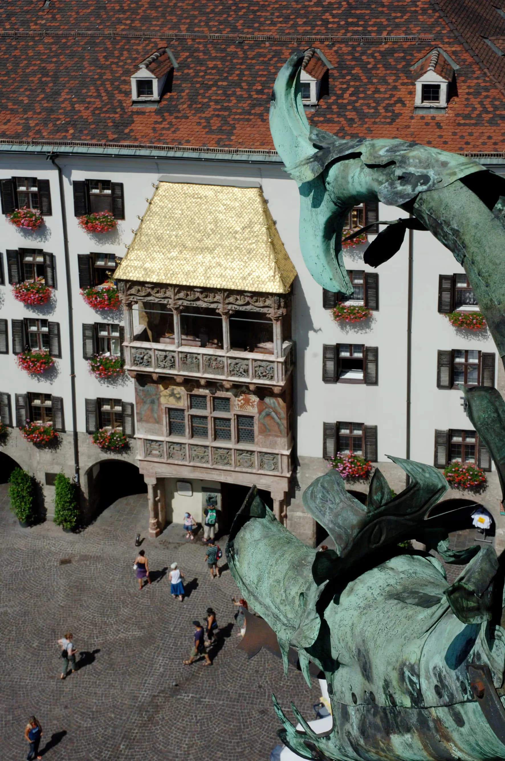 Das Goldene Dachl in der Innsbrucker Altstadt von oben – vergoldeter Prunkerker über der Altstadtgasse