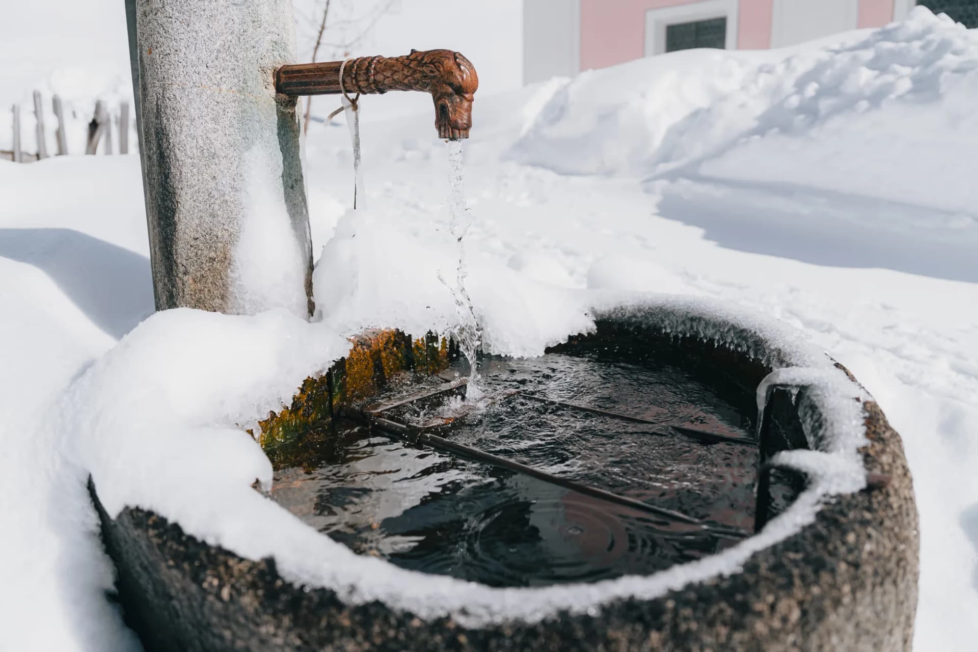 Vereister Brunnen im tief verschneiten Klosterhof von Maria Waldrast