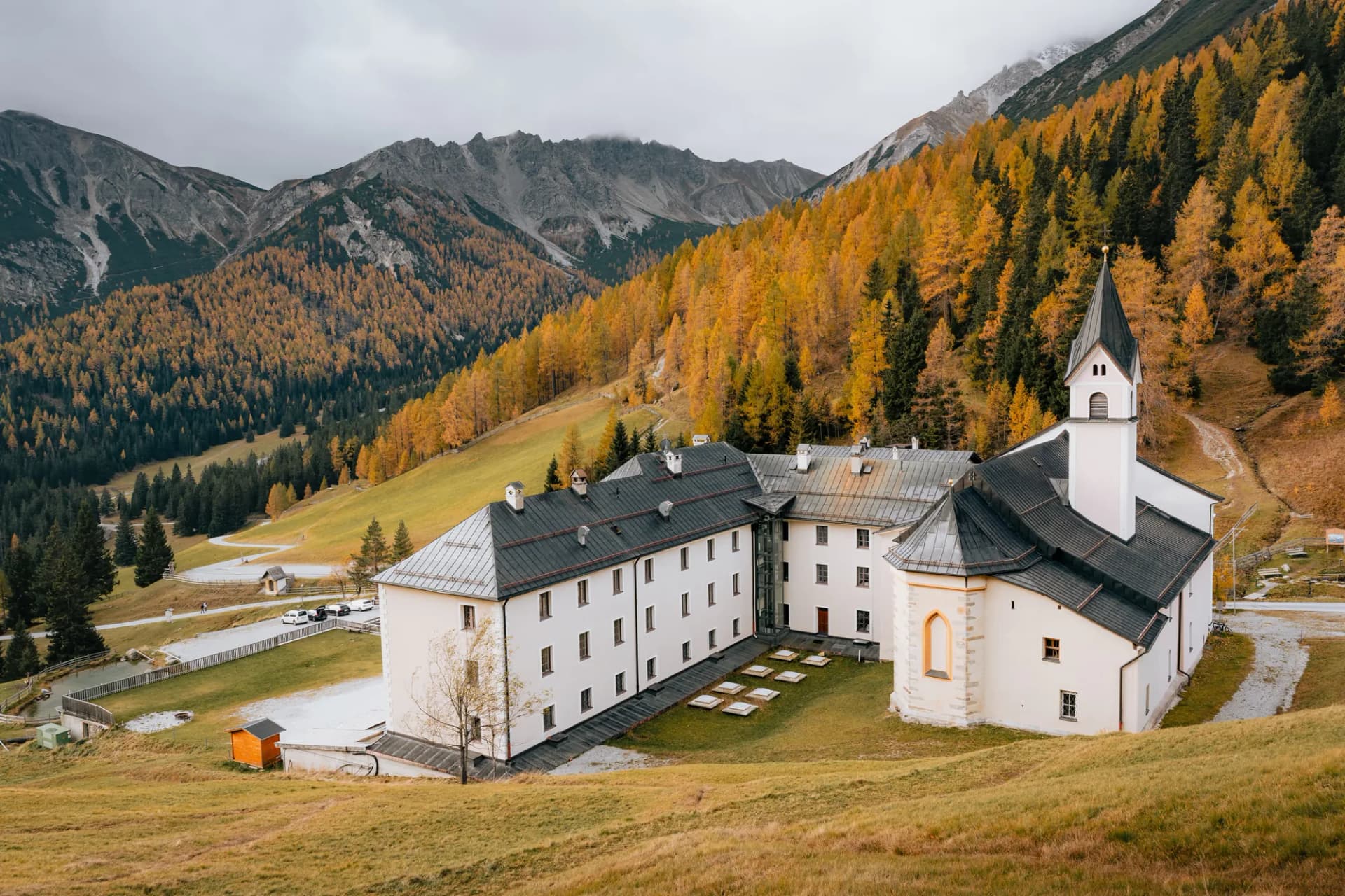 Wallfahrtskloster Maria Waldrast am Fuß der Serles im herbstlichen Bergpanorama