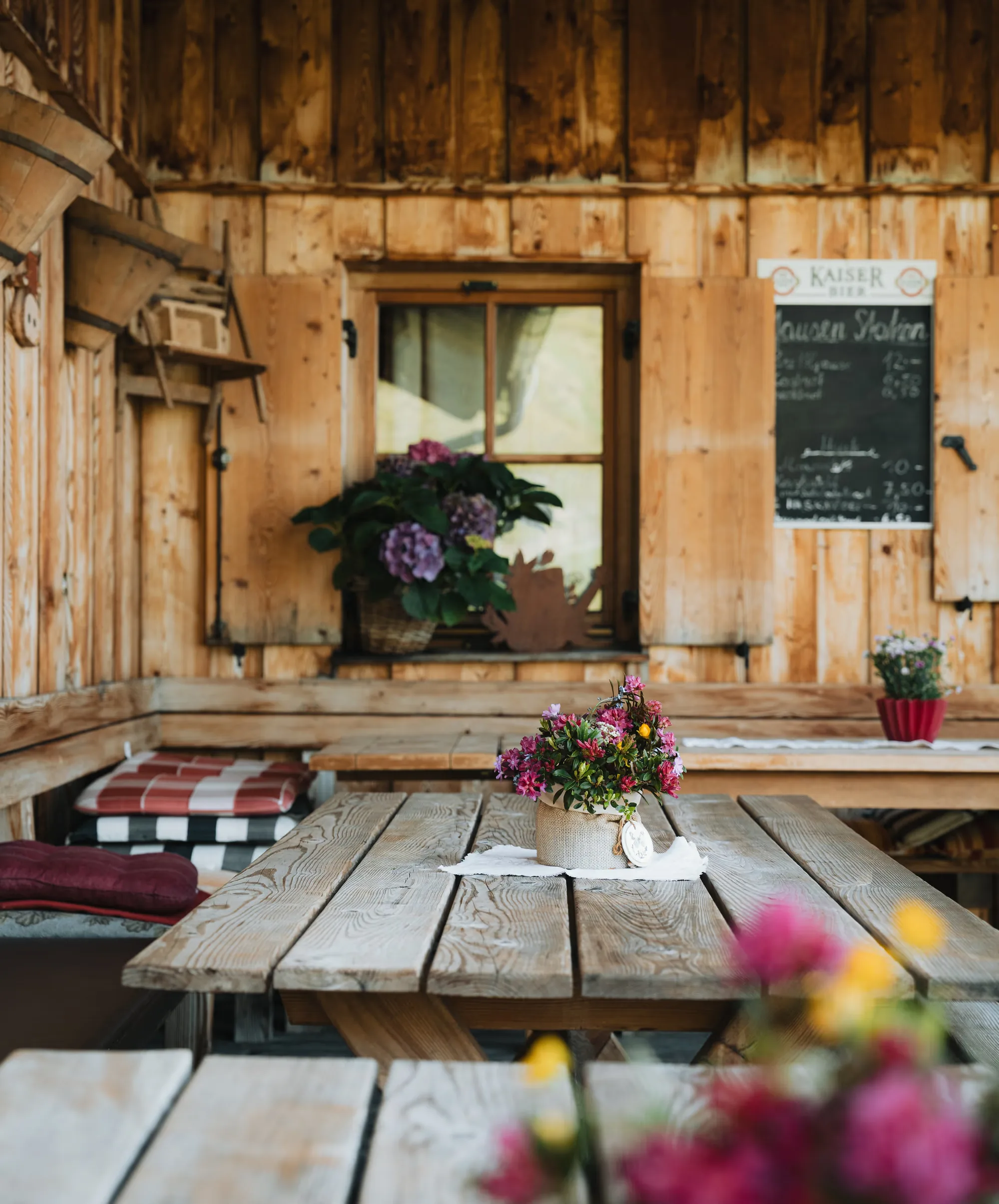 Einkehr auf der Alm – Terrasse einer Hütte im Navistal