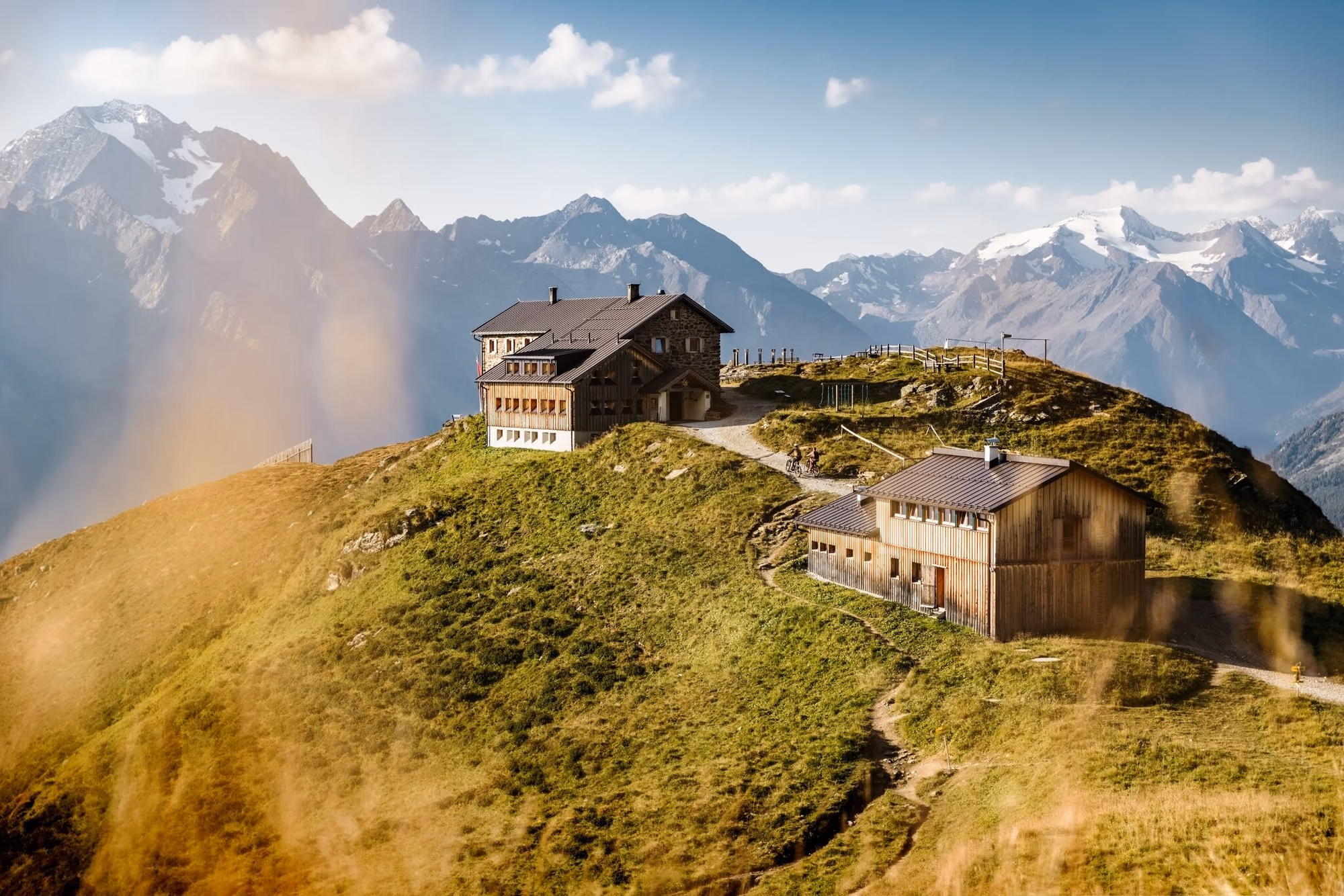 Hütte mit Mountainbikern hoch über dem Stubaital bei der Schlick 2000