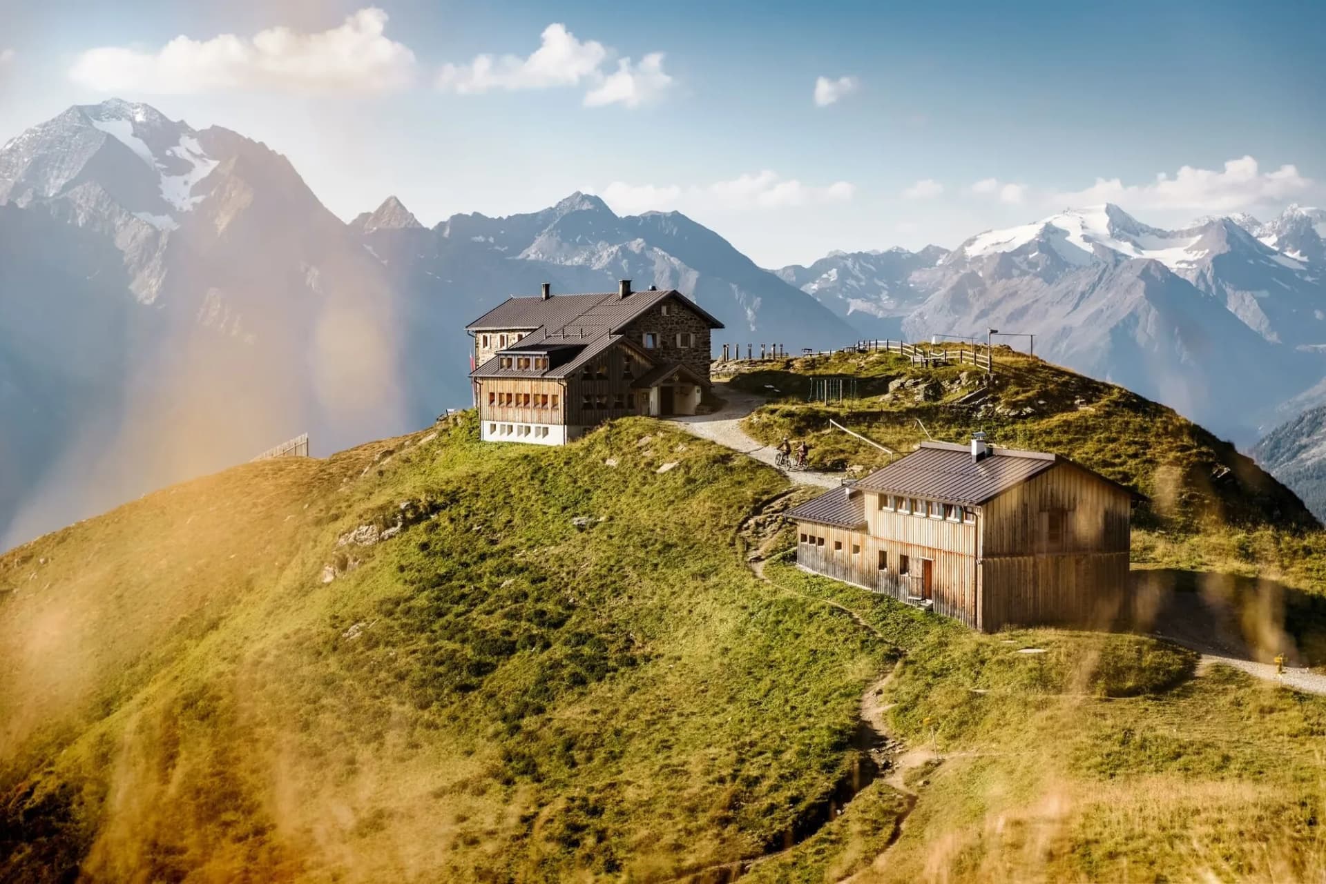 Hütte mit Mountainbikern hoch über dem Stubaital bei der Schlick 2000