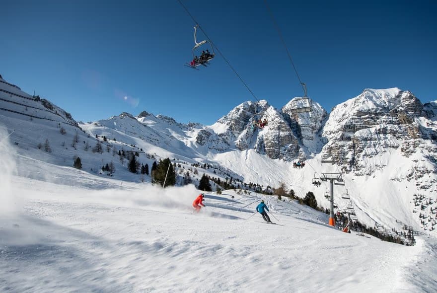 Skifahrer und Sessellift vor den Kalkkögeln im Skizentrum Schlick 2000