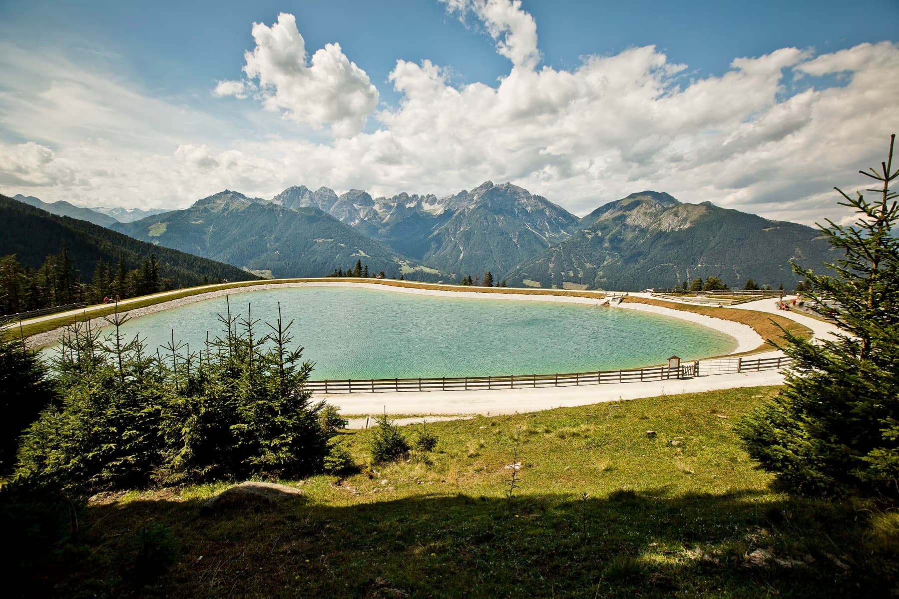Kinder am Wasserspielplatz Serleswasser im Serlespark der Serlesbahnen Mieders