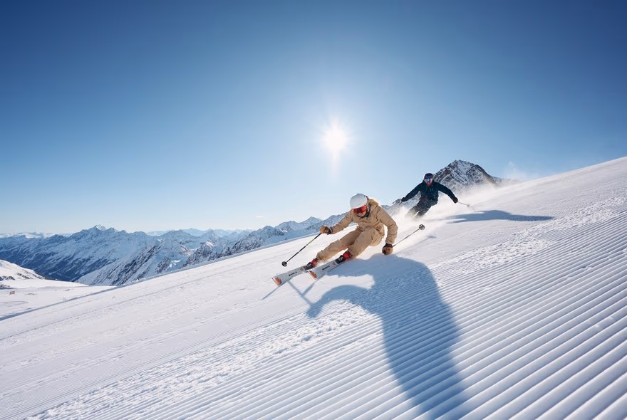 Skifahrer auf frisch präparierter Piste am Stubaier Gletscher