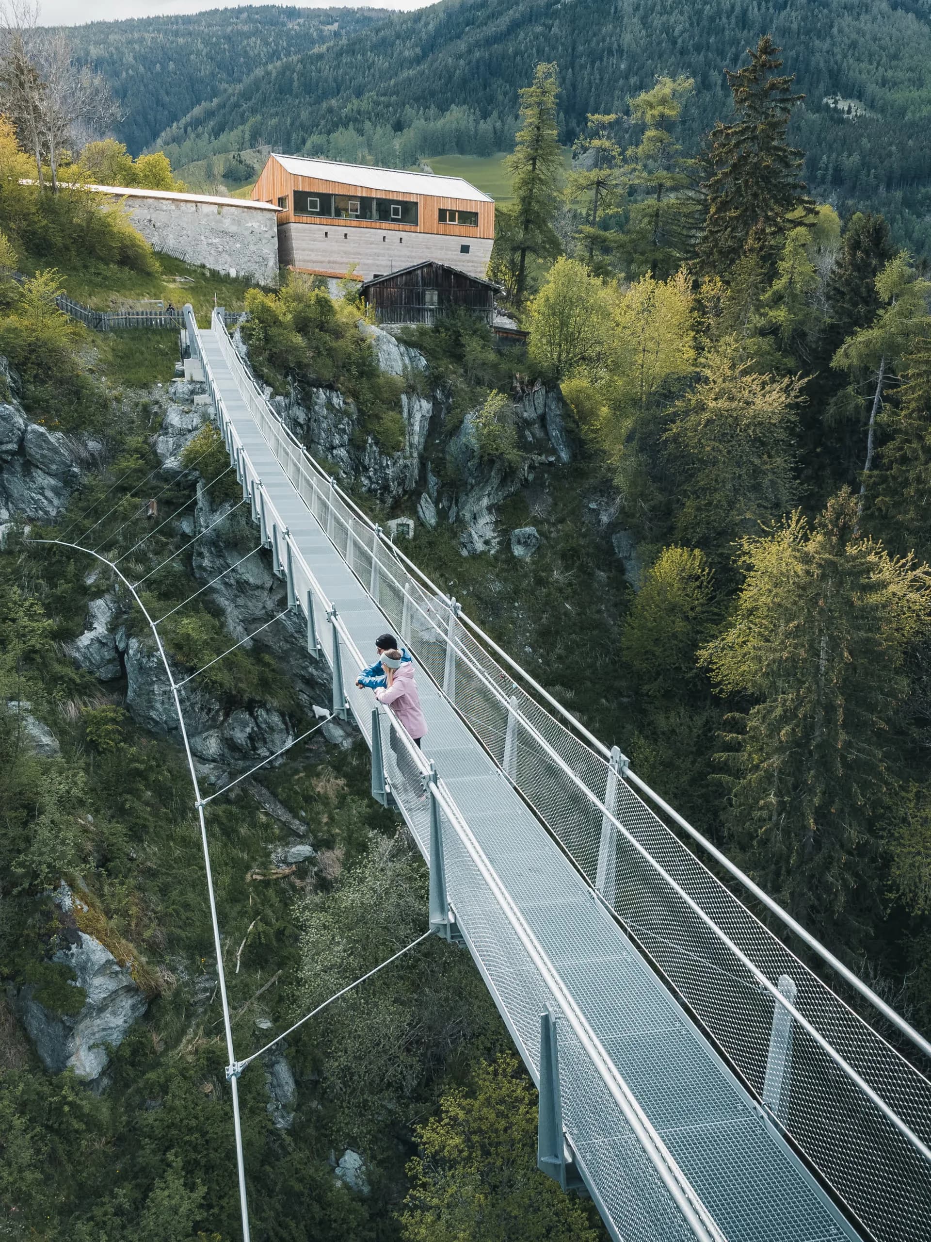 Die Hängebrücke über die Sillschlucht unterhalb von Schloss Trautson