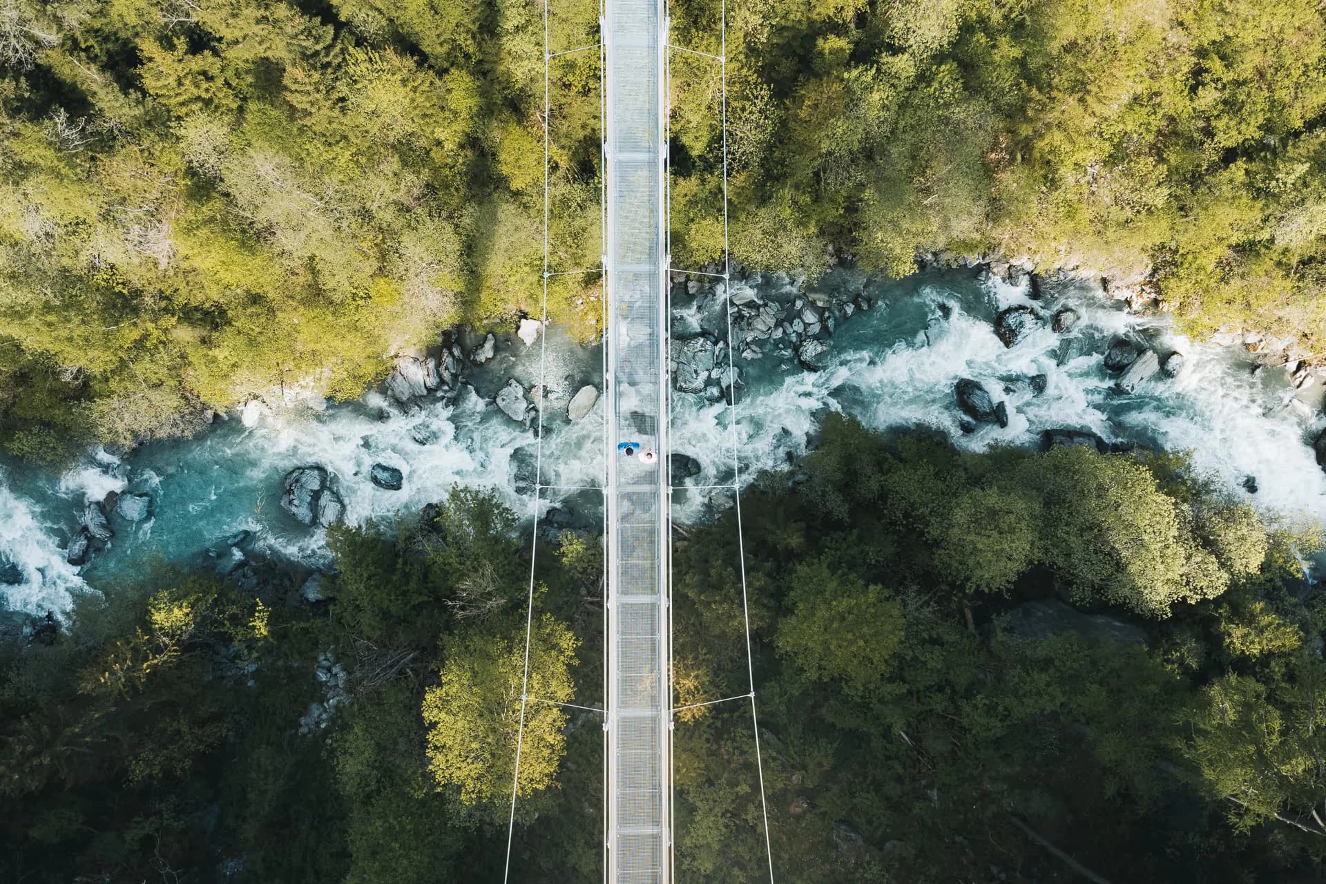 Die Hängebrücke über die tosende Sill aus der Vogelperspektive