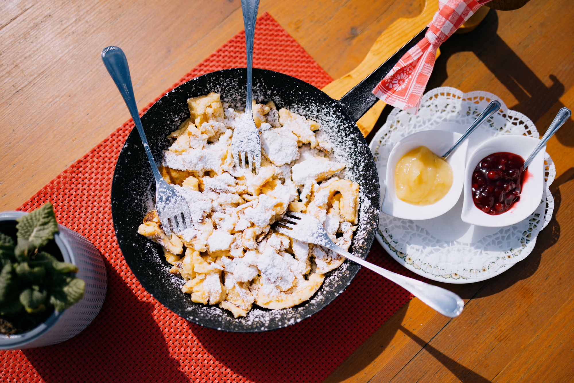 Kaiserschmarrn im Padasterjochhaus über Trins – Einkehr beim Wandern im Wipptal