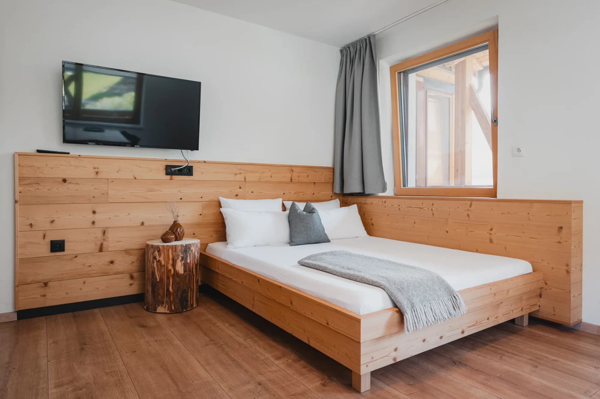 Auszeit apartment Stoacherhof – Single room wooden bed | holiday flat Wipptal Tyrol