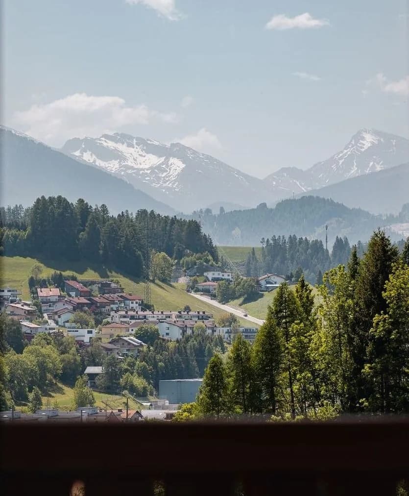 Auszeit apartment Stoacherhof – view from the balcony over Matrei am Brenner to the snow-capped peaks of the Stubai Alps | holiday flat Wipptal Tyrol