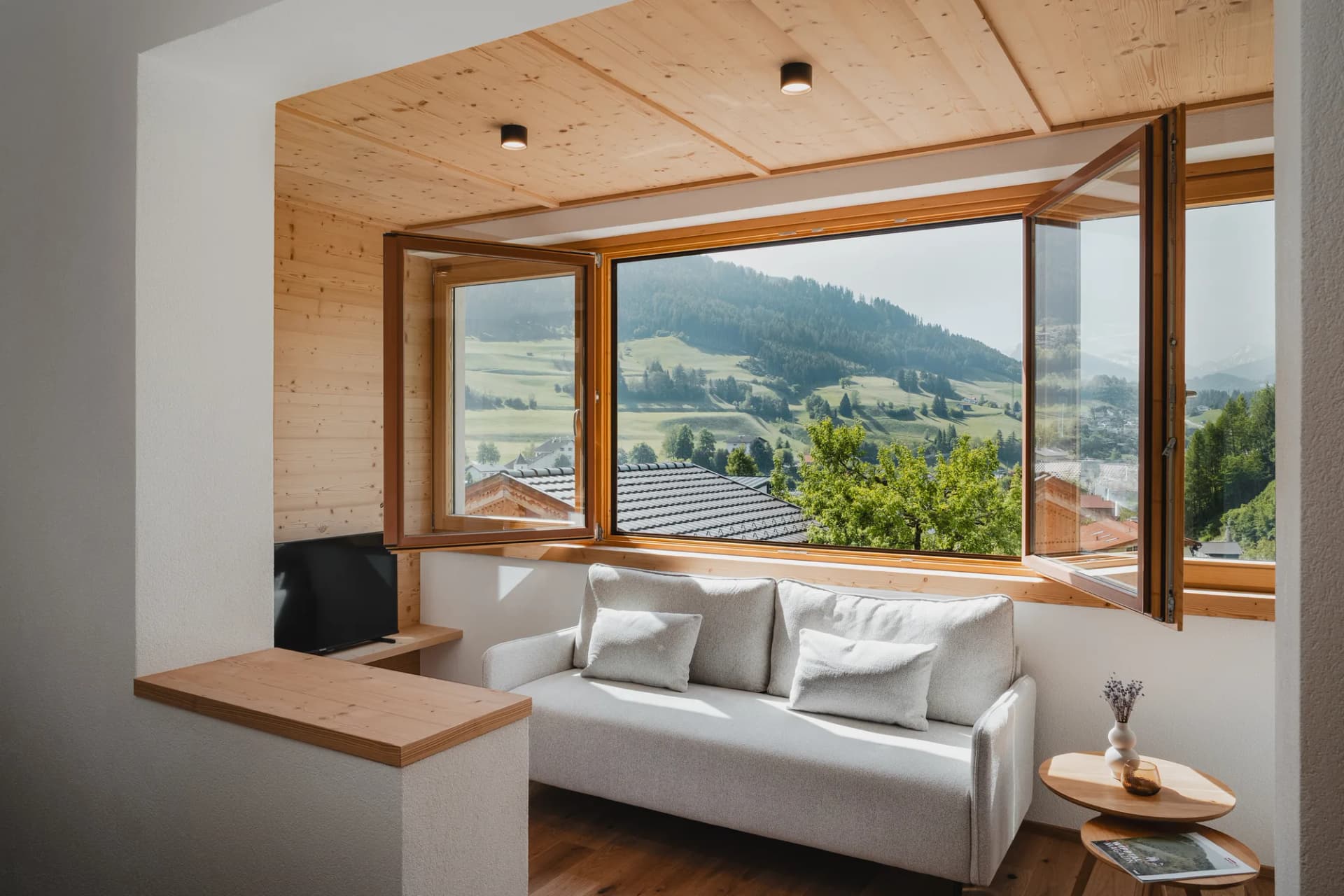 Apartment Ursprung Stoacherhof – Couch Ausblick Fensterfront | Ferienwohnung Wipptal Tirol
