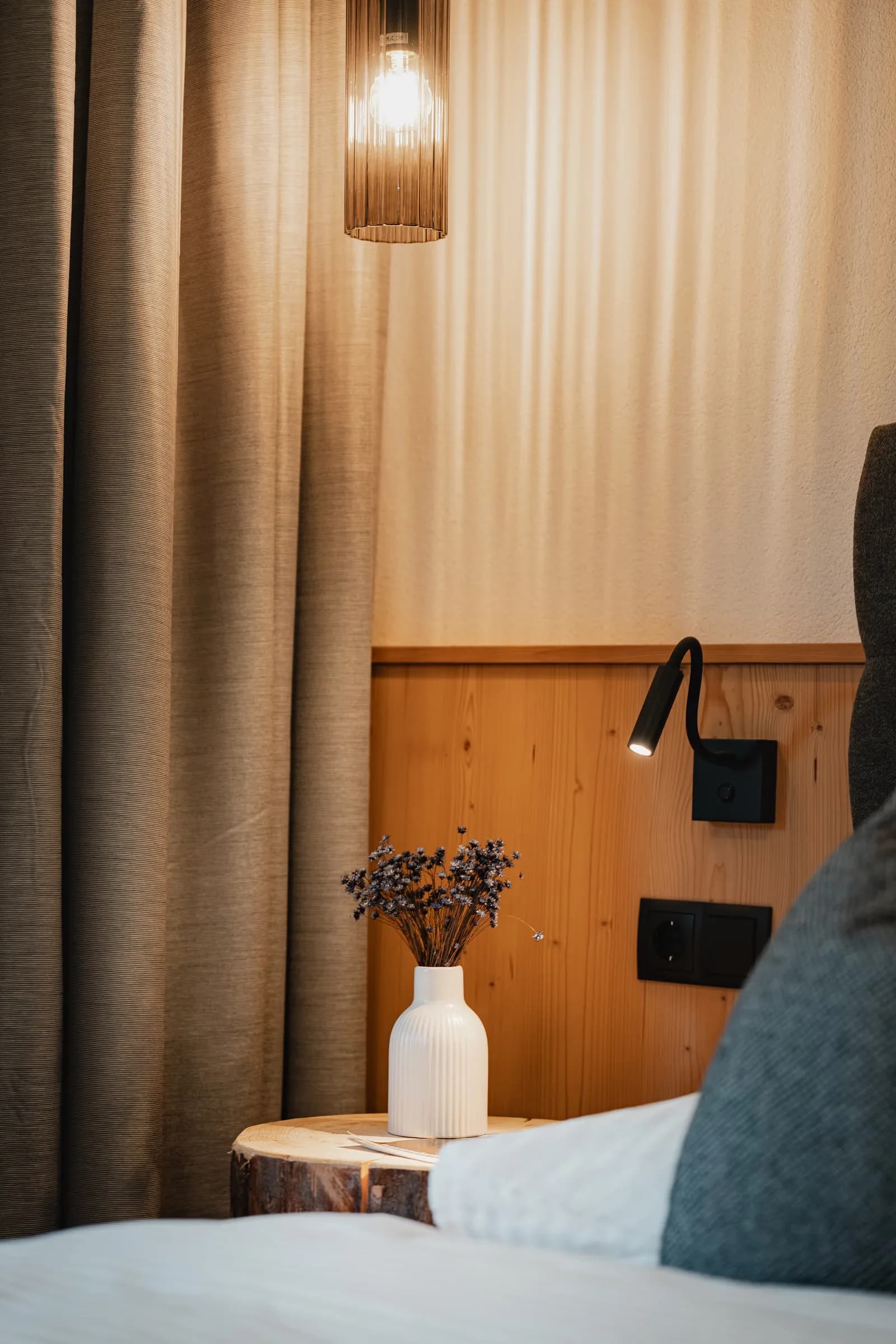 Apartment Ursprung Stoacherhof – Nachttisch Detail | Ferienwohnung Wipptal Tirol