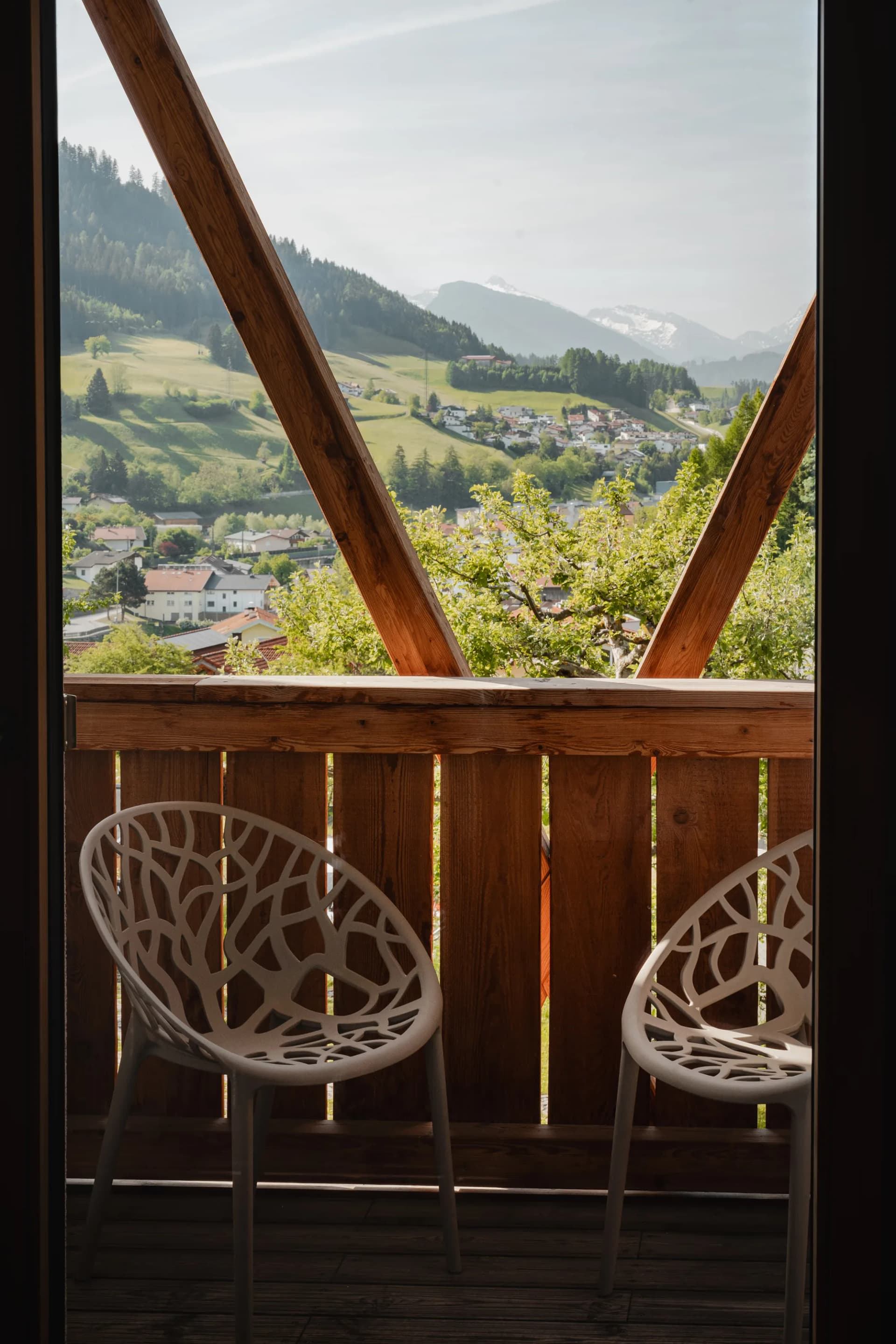 Apartment Ursprung Stoacherhof – Balkon Stühle | Ferienwohnung Wipptal Tirol