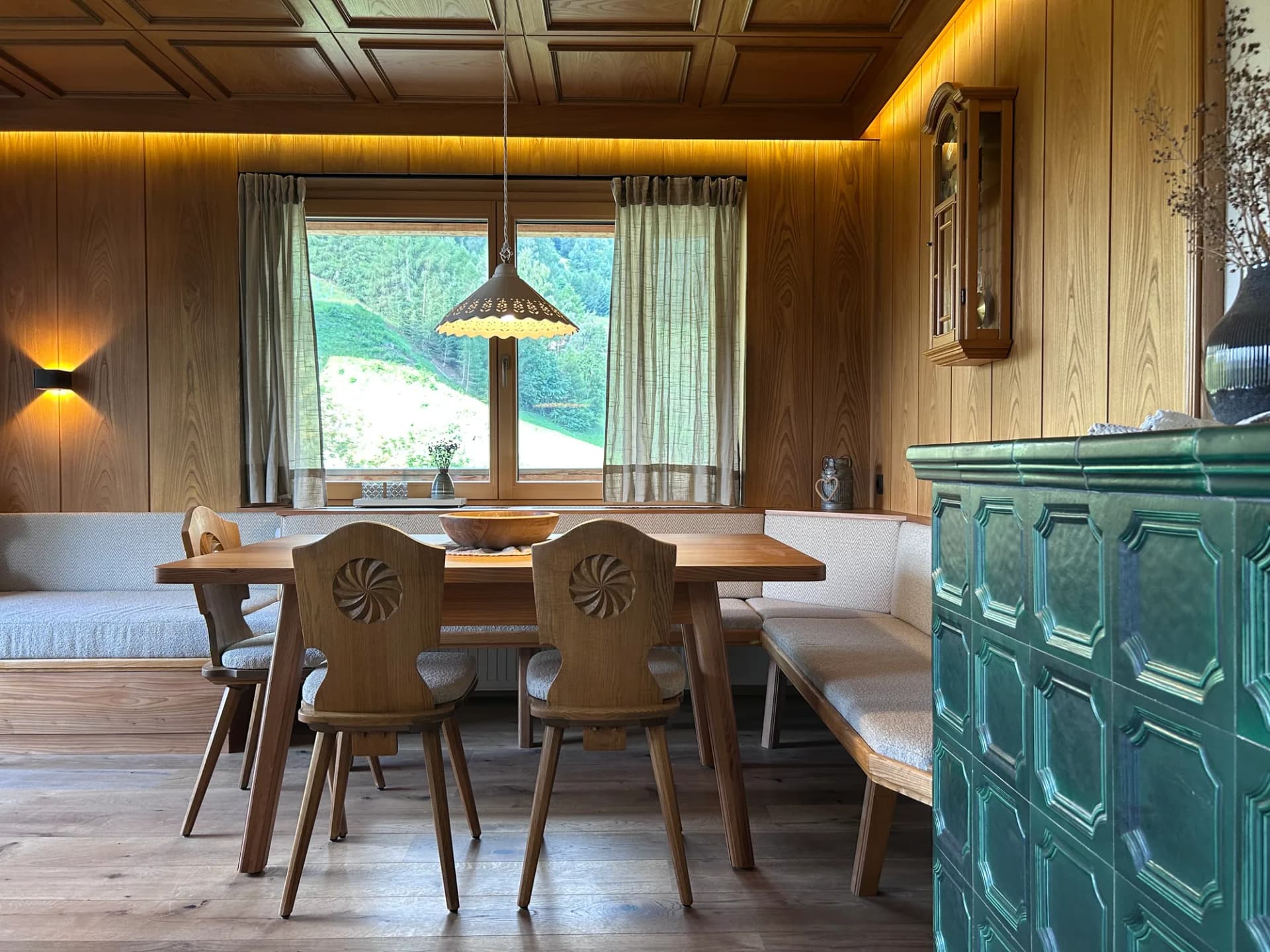 Apartment Ursprung Stoacherhof – historische Originalstube mit grünem Kachelofen und Essecke | Ferienwohnung Wipptal Tirol