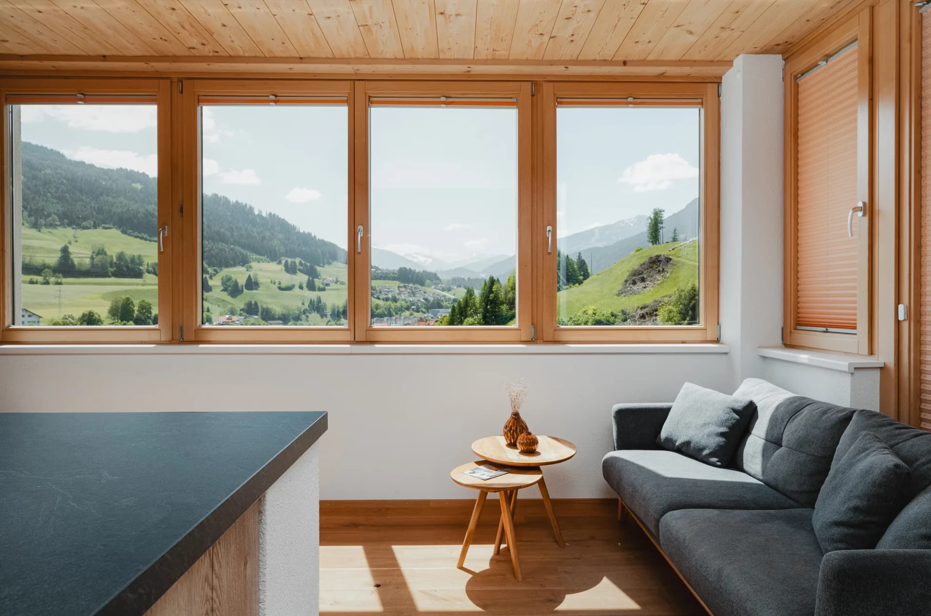 Apartment Weitblick Stoacherhof – Couch Ausblick | Ferienwohnung Wipptal Tirol