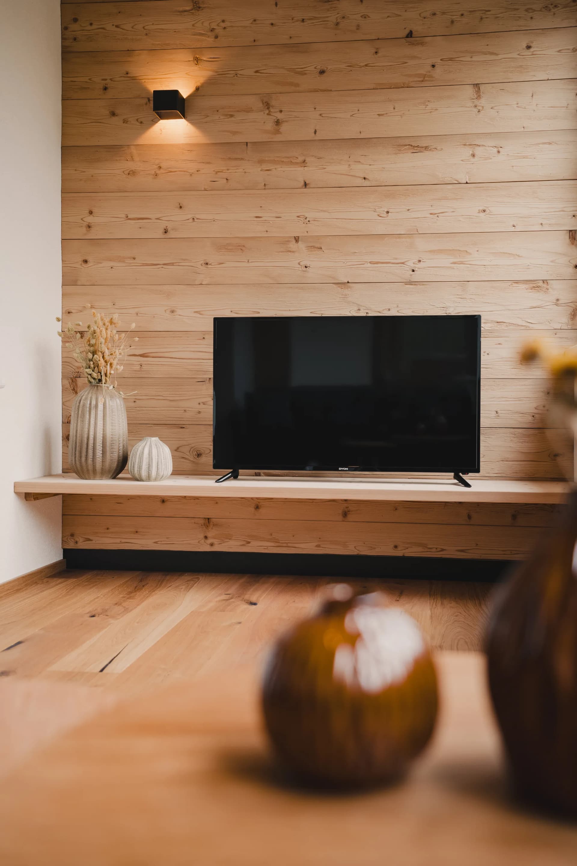Apartment Weitblick Stoacherhof – Wintergarten Fernsehwand | Ferienwohnung Wipptal Tirol