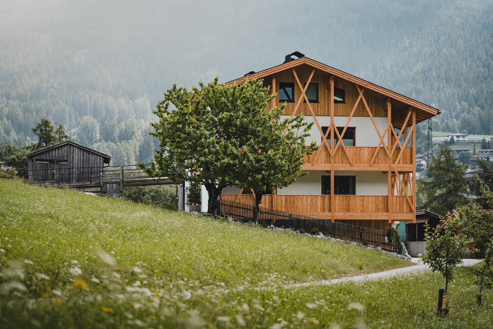 Stoacherhof – Hofeinfahrt mit Blick auf die Bergwelt